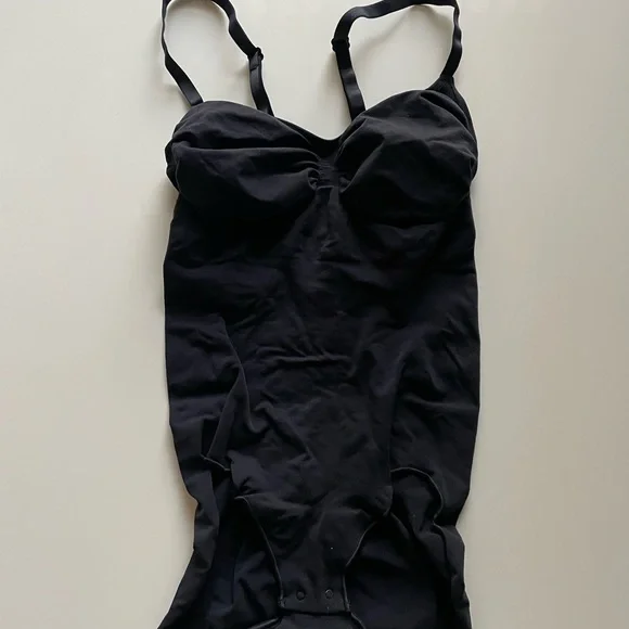 SKIMS NEW Black Sculpting Bodysuit!! - Picture 8 of 16